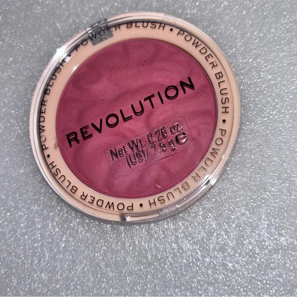 💝NEW Makeup Revolution Rose Kiss Powder Blush💝